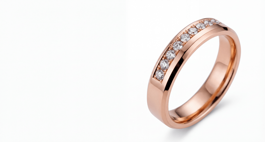 Rožinio aukso žiedas su deimantais – elegantiškas vestuvinis žiedas su spindinčių briliantų eile