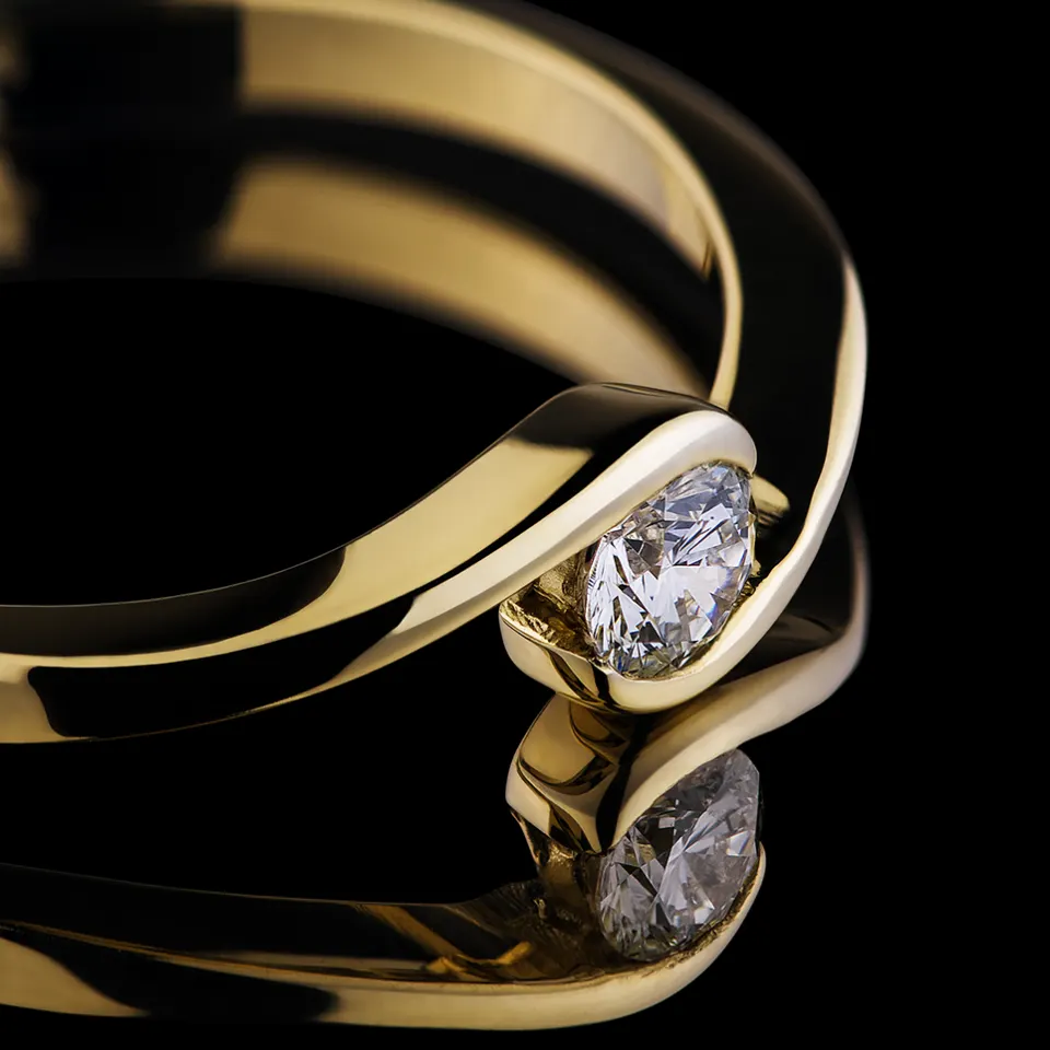 Sužadėtuvių žiedas Nr. FK016 – artimas vaizdas geltono aukso žiedas su įleistu briliantu