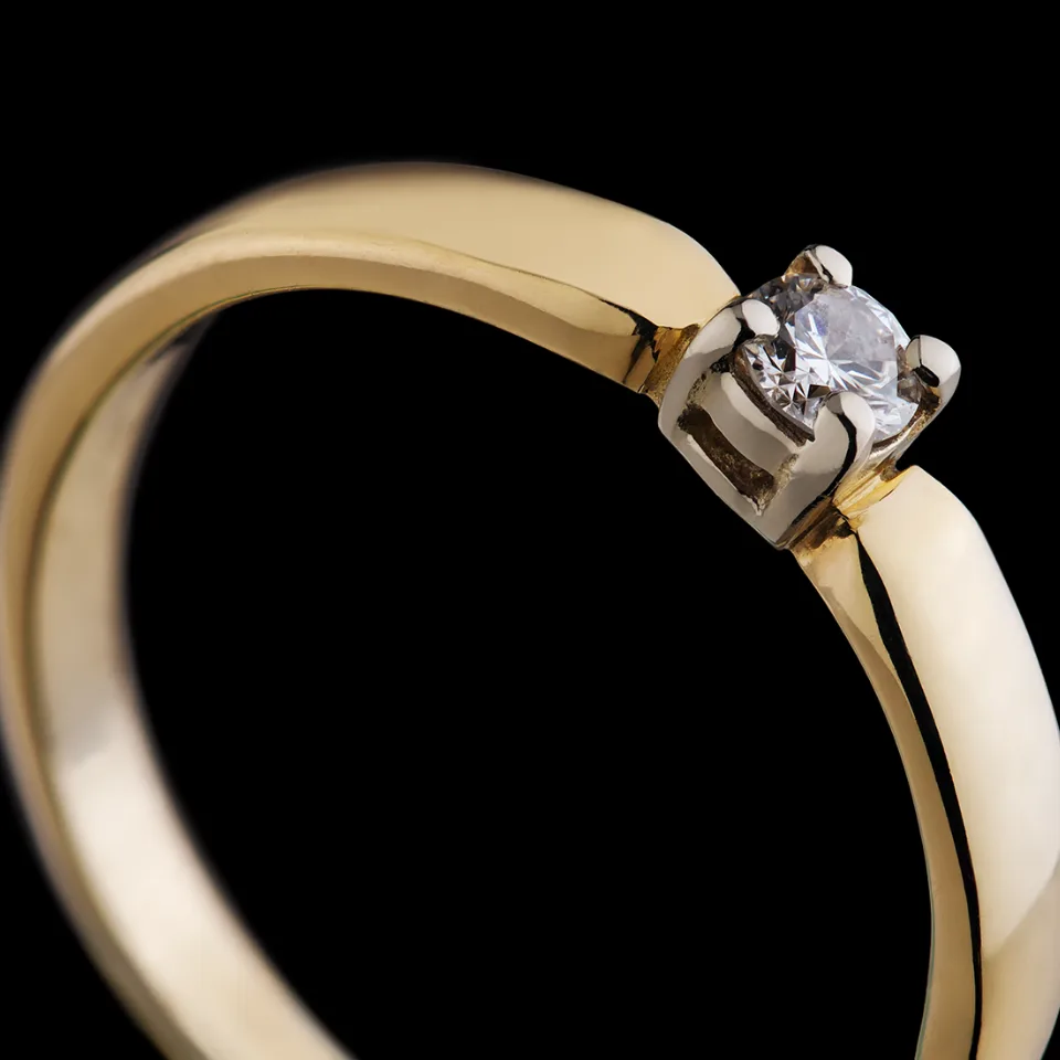 Sužadėtuvių žiedas Nr. S006 – geltonas auksas su mažu briliantu, šoninis vaizdas ant juodo fono