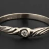 Sužadėtuvių žiedas Nr. S022 – sidabrinis žiedas su apvaliu deimantu, banguotu dizainu