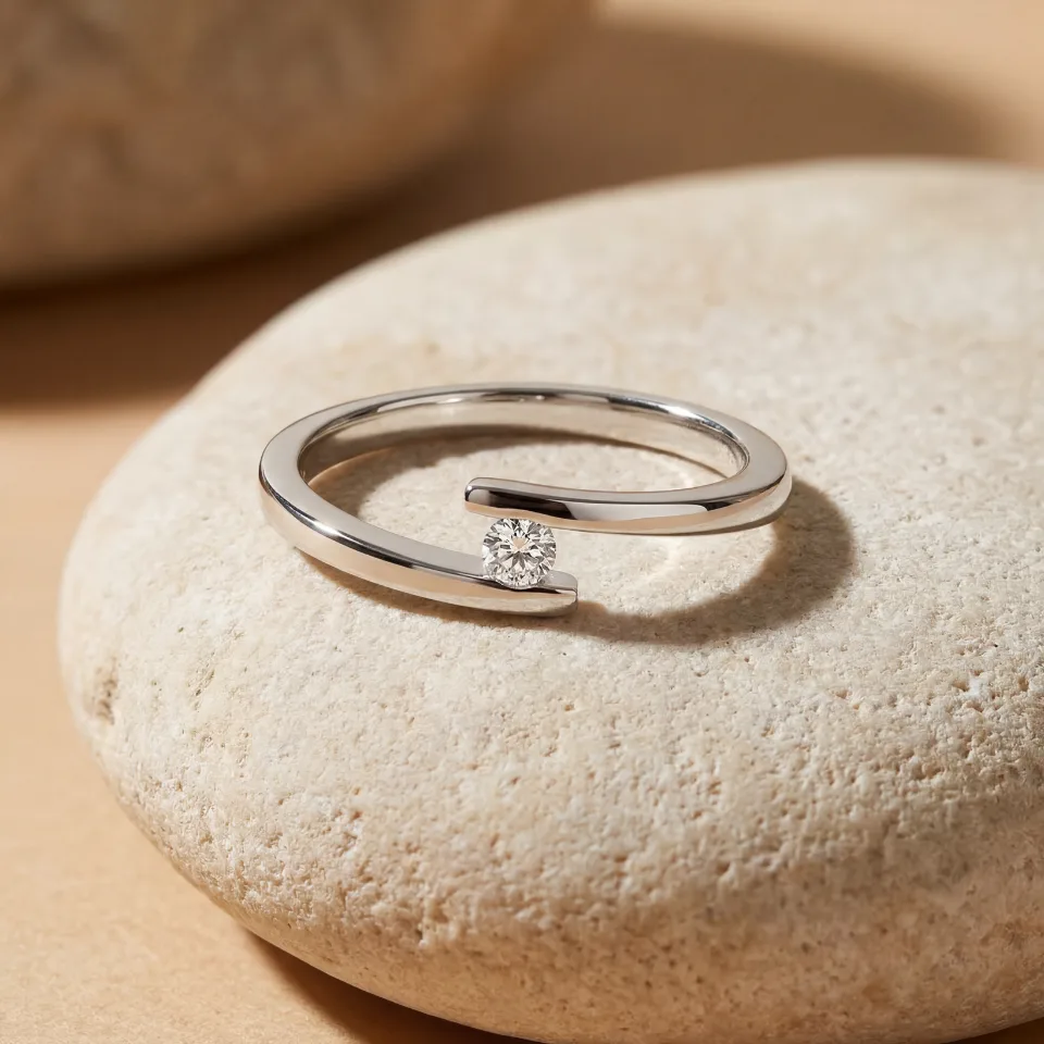 Sužadėtuvių žiedas Nr. S091 – minimalistinis balto aukso žiedas su įkomponuotu briliantu