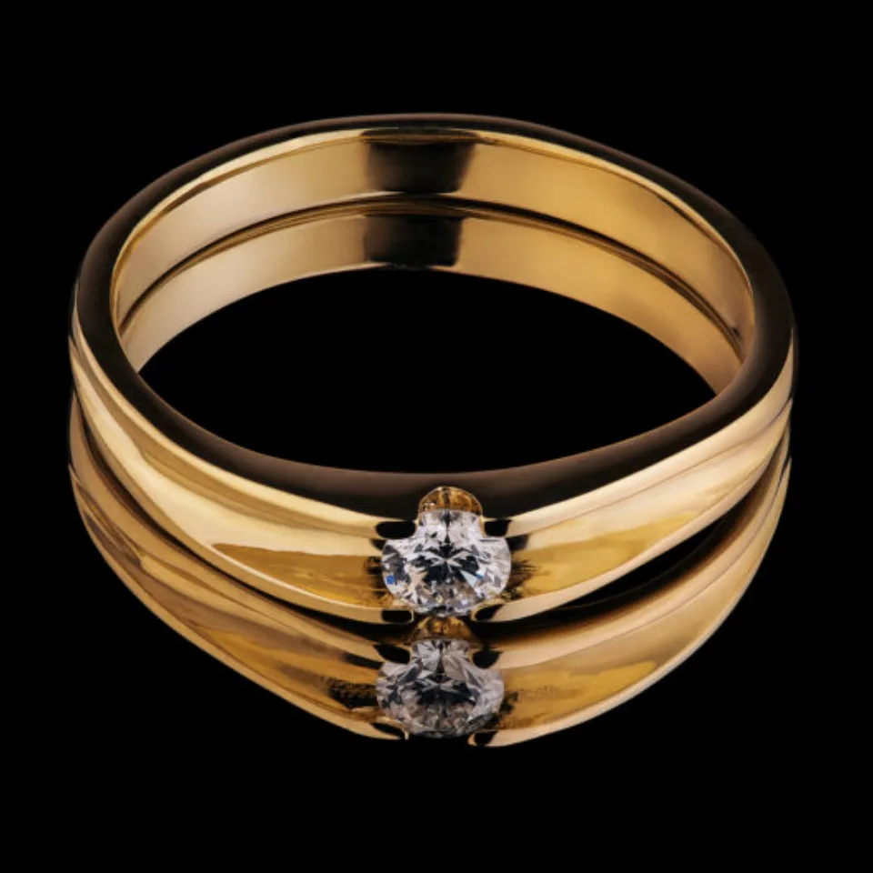 Sužadėtuvių žiedas Nr. S124 – geltono aukso žiedas su apvaliu deimantu