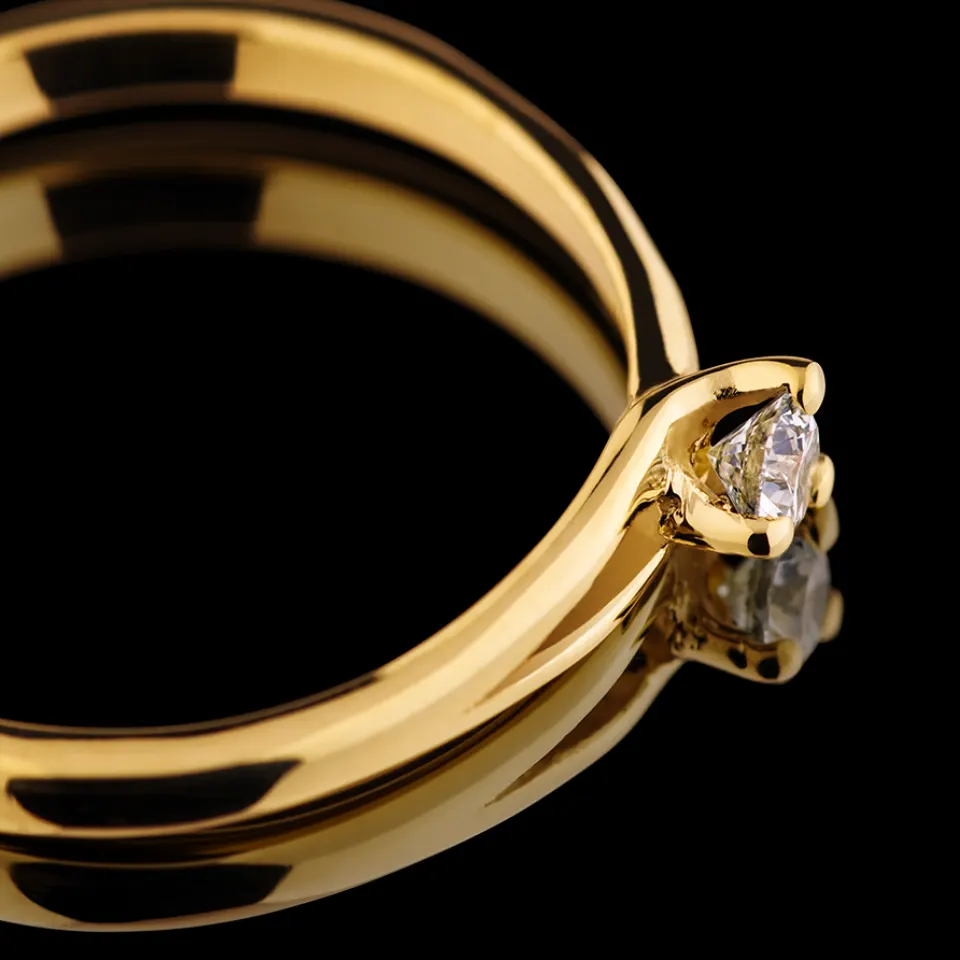 Sužadėtuvių žiedas Nr. S149 – geltono aukso žiedas su apvaliu deimantu, stambus planas iš šono, juodas fonas
