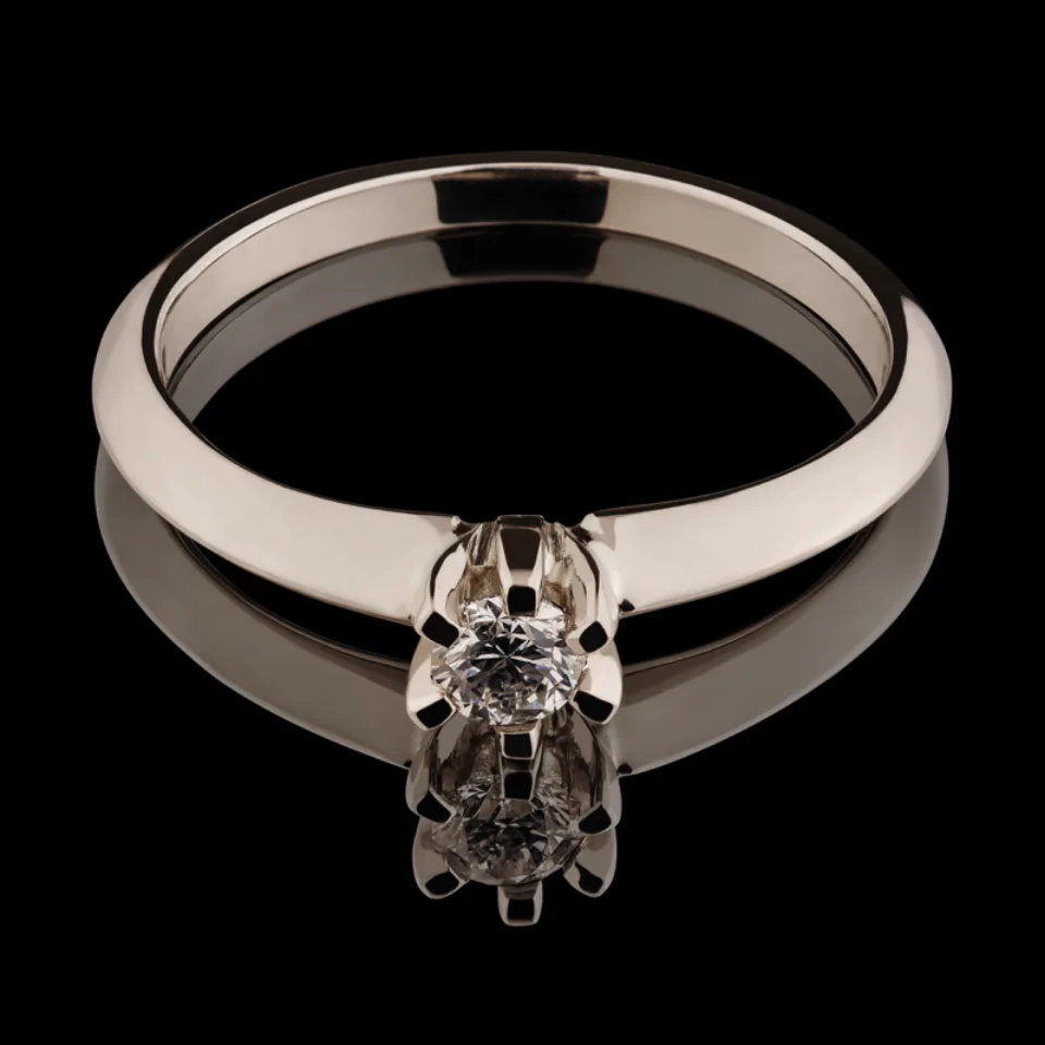 Sužadėtuvių žiedas Nr. S157 – balto aukso žiedas su apvaliu deimantu, klasikinis soliteris