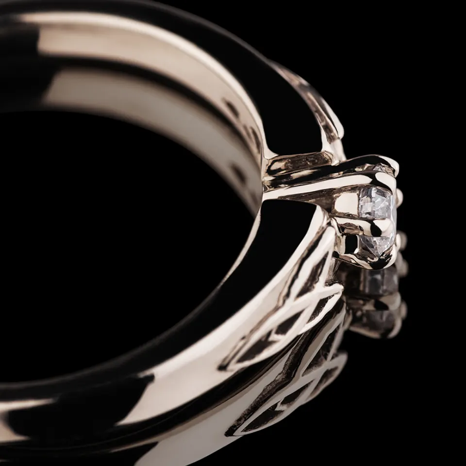 Sužadėtuvių žiedas Nr. S158 – artimas šoninis vaizdas baltas auksas su ažūriniais raštais ir briliantu