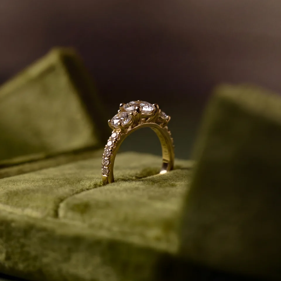 Sužadėtuvių žiedas Nr. S164 iš šono – geltono aukso žiedas su trimis briliantais ir deimantų eile