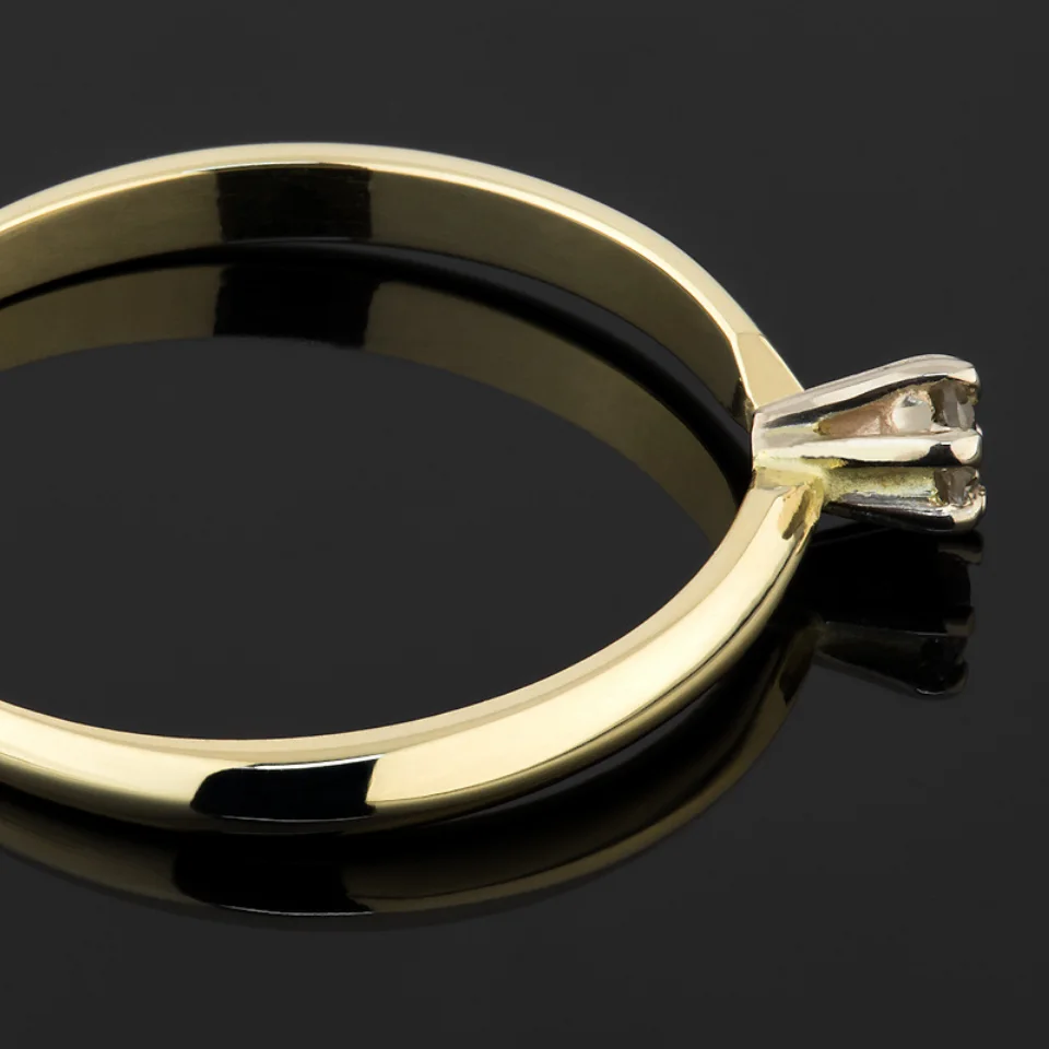 Sužadėtuvių žiedas Nr. S165 – minimalistinis geltono aukso žiedas su briliantu, šoninis vaizdas