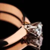 Sužadėtuvių žiedas Nr. TIF-1 – artimas šoninis vaizdas rožinis auksas su centriniu briliantu