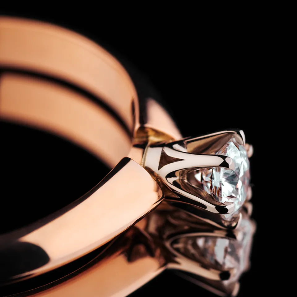 Sužadėtuvių žiedas Nr. TIF-1 – artimas šoninis vaizdas rožinis auksas su centriniu briliantu