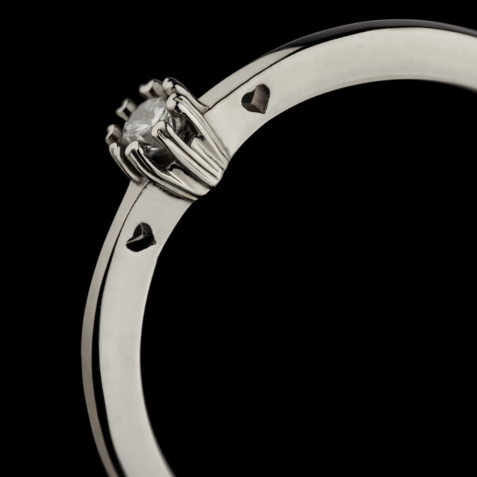 Sužadėtuvių žiedas nr. s160 – šoninis vaizdas minimalistinis lankelis su širdelėmis ir briliantu