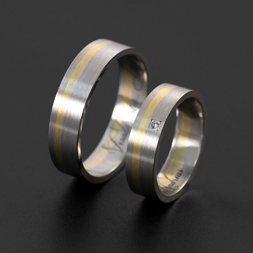 Vestuviniai žiedai Nr. V010 – matinio ir geltono aukso pora su centrine juosta ir deimantu