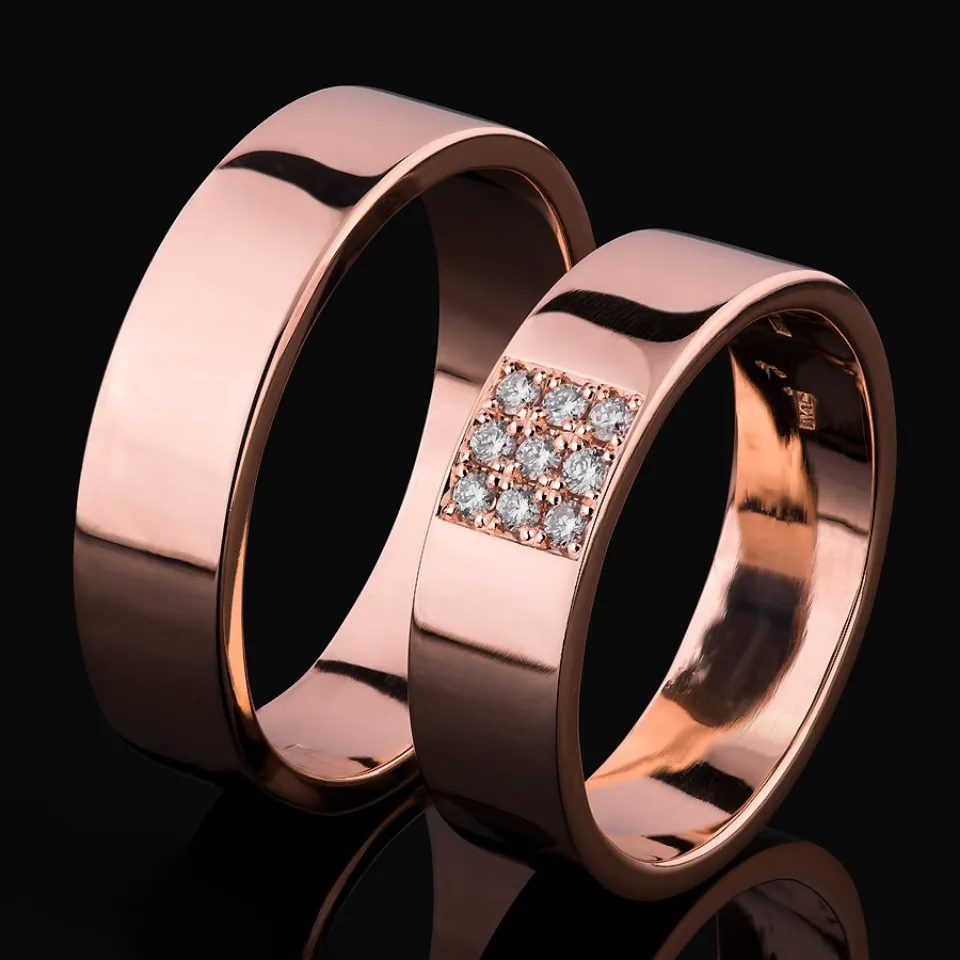Vestuviniai žiedai Nr. V050 – rožinio aukso pora, platus dizainas su kvadratiniu deimantų intarpu