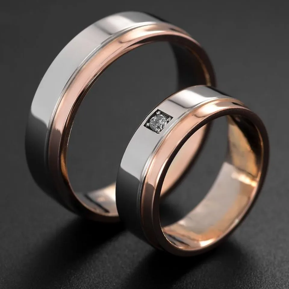 Vestuviniai žiedai Nr. V084-02 – dviejų spalvų aukso pora su rožinio aukso juosta ir deimantu