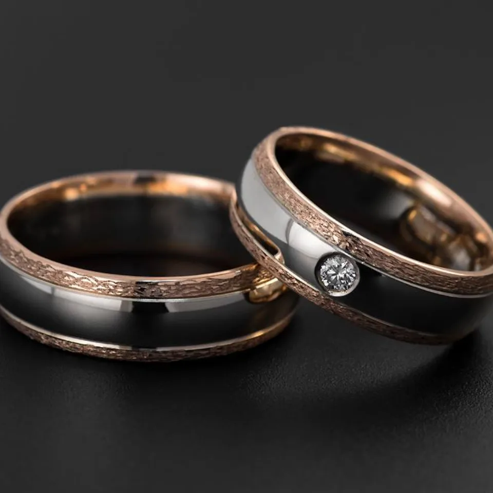 Vestuviniai žiedai Nr. V100-02 – dviejų spalvų aukso pora su faktūriniais kraštais ir deimantu