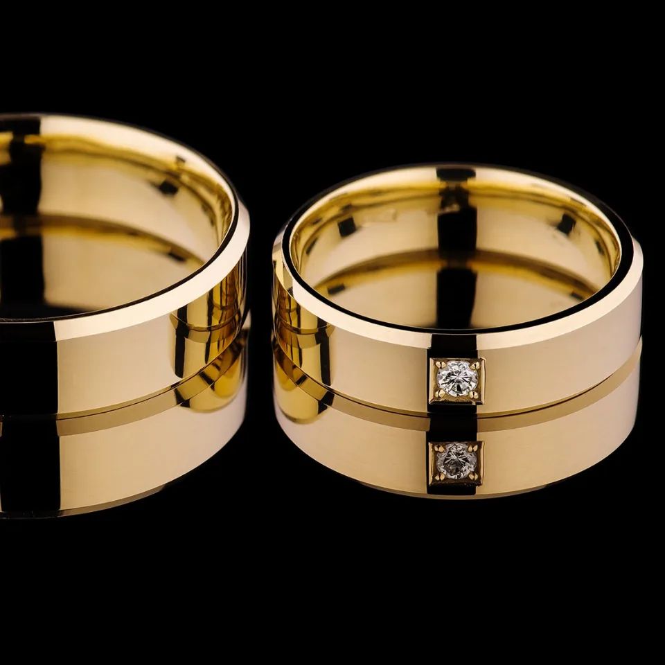 Vestuviniai žiedai Nr. V105 – geltono aukso pora, platus dizainas su deimantu