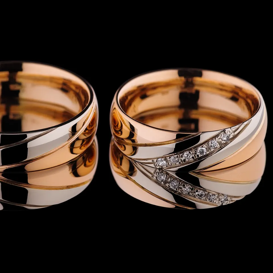 Vestuviniai žiedai Nr. V123 MOD – dviejų spalvų aukso pora su banguotu dizainu ir deimantais
