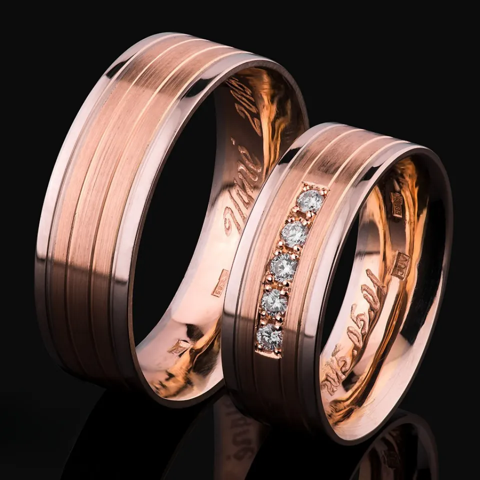 Vestuviniai žiedai Nr. V126 – rožinio aukso pora, matinė tekstūra su deimantų eile