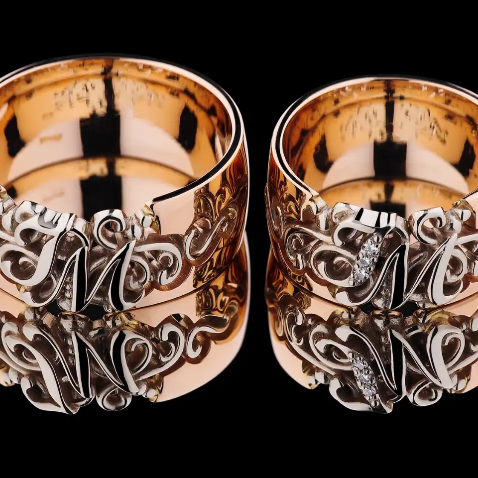 Vestuviniai žiedai Nr. V153 MOD-1 – rožinio aukso pora su ornamentais, raide „M“ ir deimantais