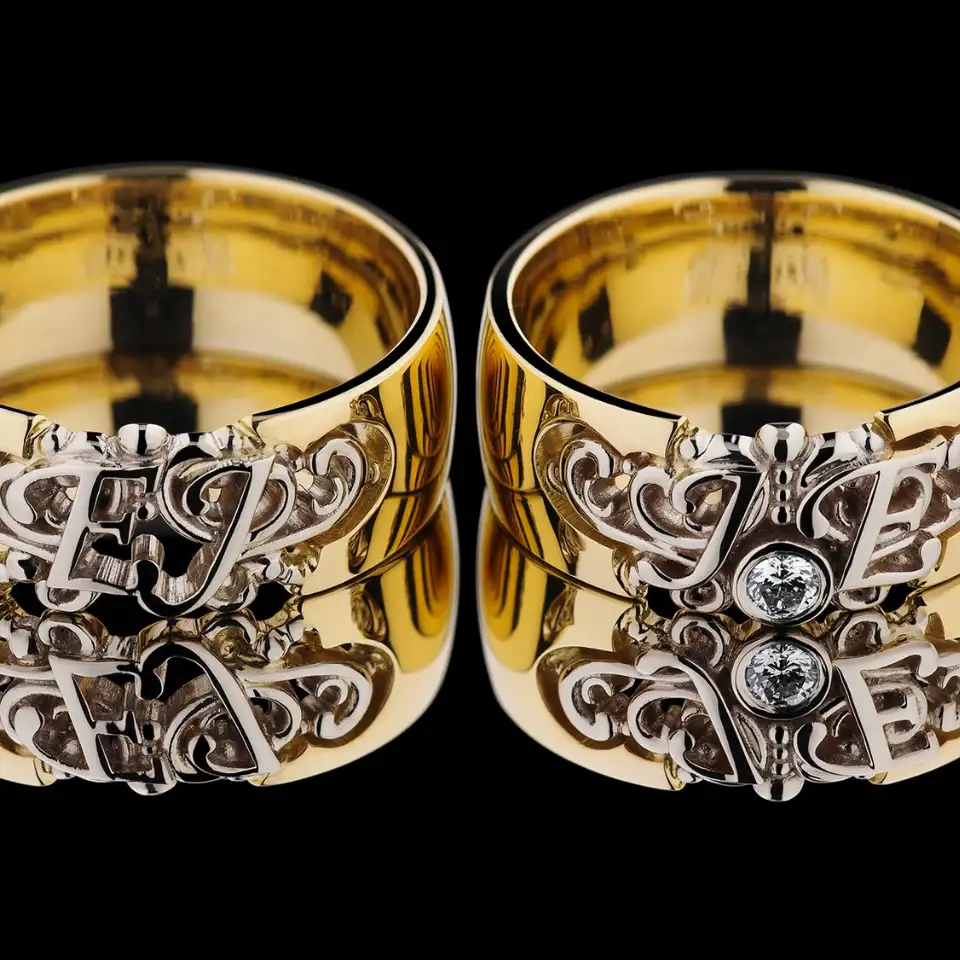 Vestuviniai žiedai Nr. V153 MOD – geltono aukso pora su ornamentais, inicialais „EJ“ ir „JE“, su deimantu
