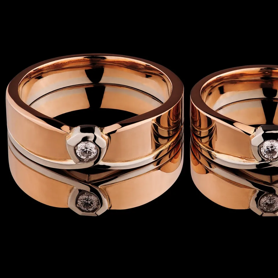 Vestuviniai žiedai Nr. V170 – rožinio ir balto aukso pora su banguota juosta ir deimantais