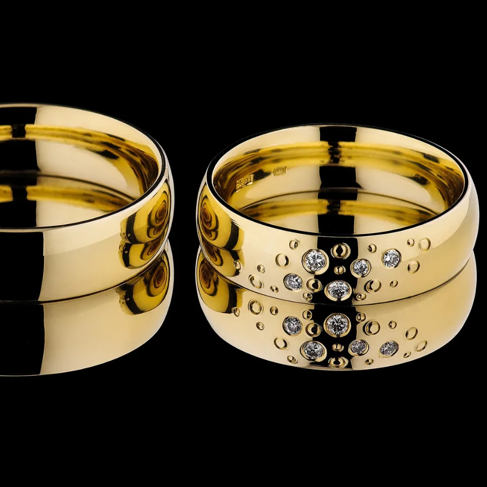 Vestuviniai žiedai Nr. V171 – geltono aukso pora, platus dizainas su deimantais ir taškuotu raštu