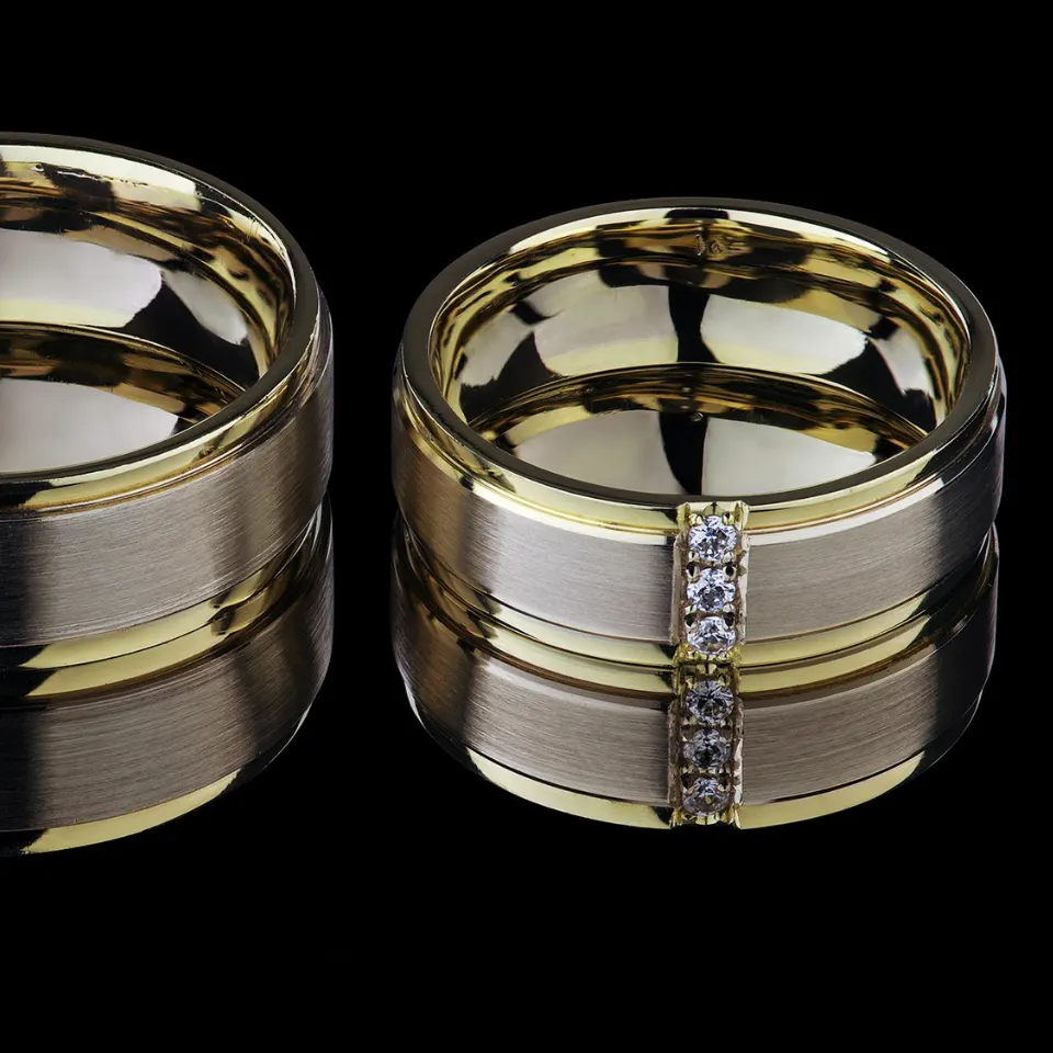 Vestuviniai žiedai Nr. V011 Mod – platūs dviejų spalvų vestuviniai žiedai su matiniu centru ir blizgiais kraštais