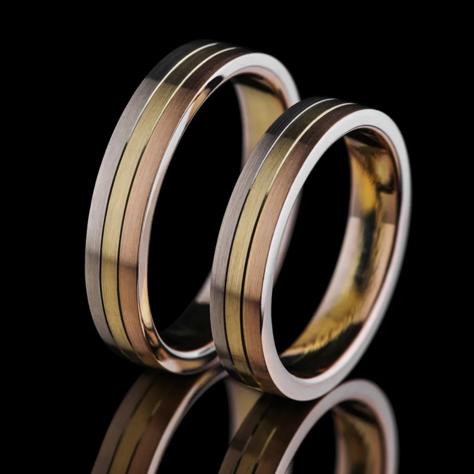 Vestuviniai žiedai Nr. V031 Mat – 585 prabos trijų spalvų aukso vestuviniai žiedai (baltas, geltonas ir raudonas auksas), matinis paviršius, bendras svoris 12 g