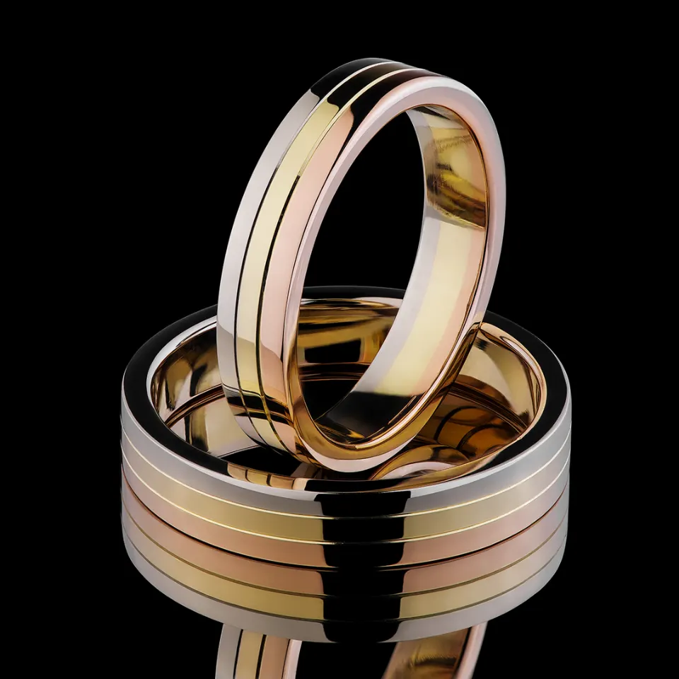 Vestuviniai žiedai Nr. V031 – poriniai 585 prabos vestuviniai žiedai iš balto, geltono ir raudono aukso, modernus trispalvis dizainas, 11 g