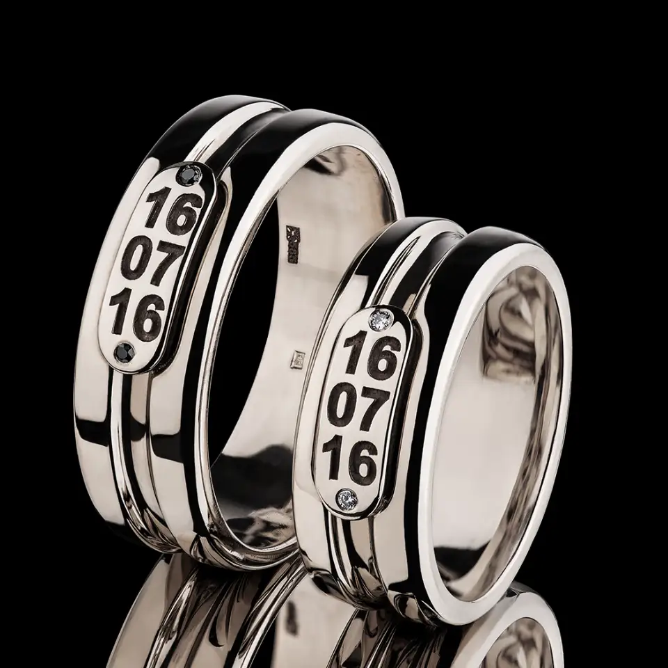 Vestuviniai žiedai Nr. V079 – poliruoti sidabriniai vestuviniai žiedai su datos graviravimu 16 07 16