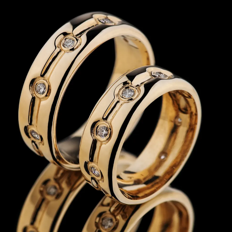 Vestuviniai žiedai Nr. V086 – geltono aukso vestuviniai žiedai su briliantais