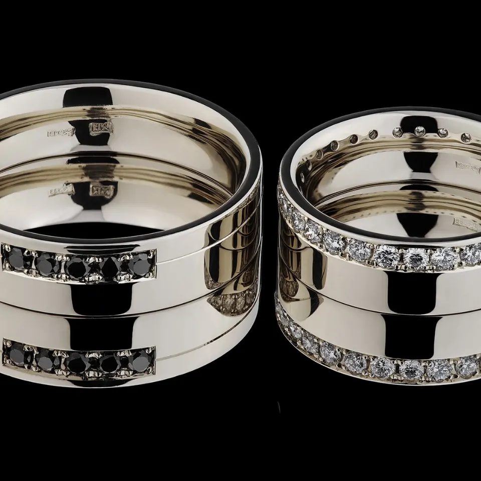 Vestuviniai žiedai Nr. V117 – 585 prabos balto aukso vestuviniai žiedai, abu žiedai puošiami briliantais moteriškas su briliantų eile, vyriškas su briliantų intarpu, bendras svoris 14 g