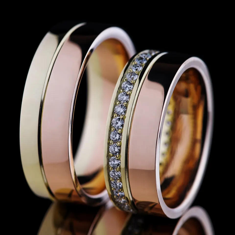 Vestuviniai žiedai Nr. V117 – 585 prabos balto ir raudono aukso vestuviniai žiedai, poliruoti, moteriškas žiedas puoštas briliantų juosta, bendras svoris 13 g