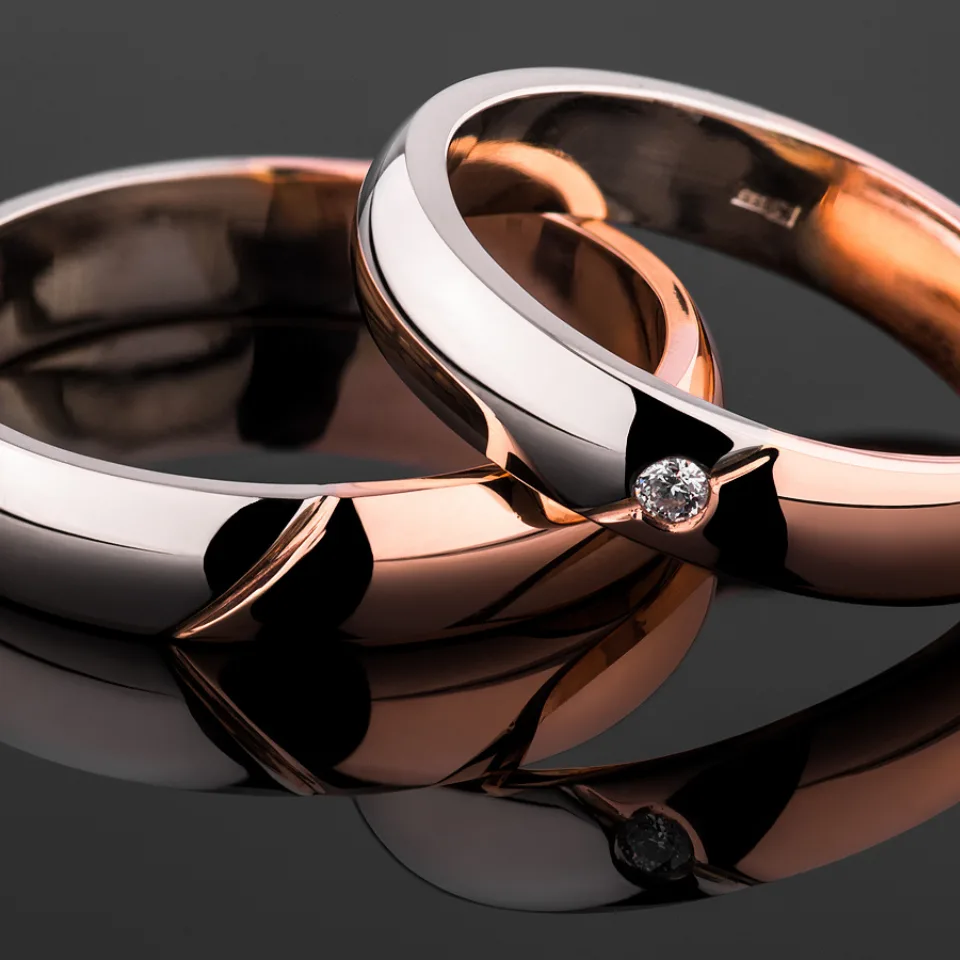 Vestuviniai žiedai Nr. V119 MOD – dviejų spalvų aukso žiedai su deimantu