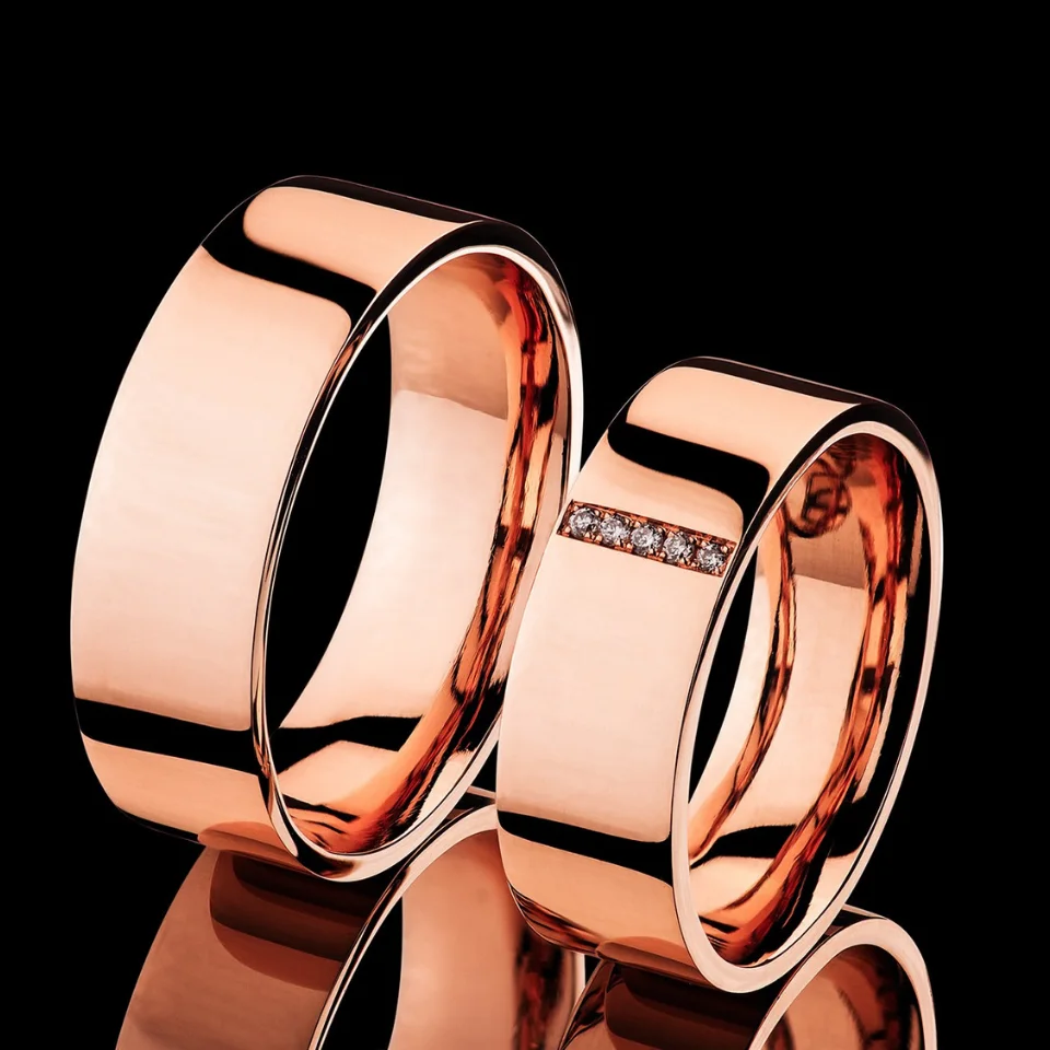 Vestuviniai žiedai Nr. V125 MOD – 585 prabos raudono aukso vestuviniai žiedai, poliruoti, moteriškas žiedas puoštas 5 briliantais po 0,010 ct, bendras svoris 15 g