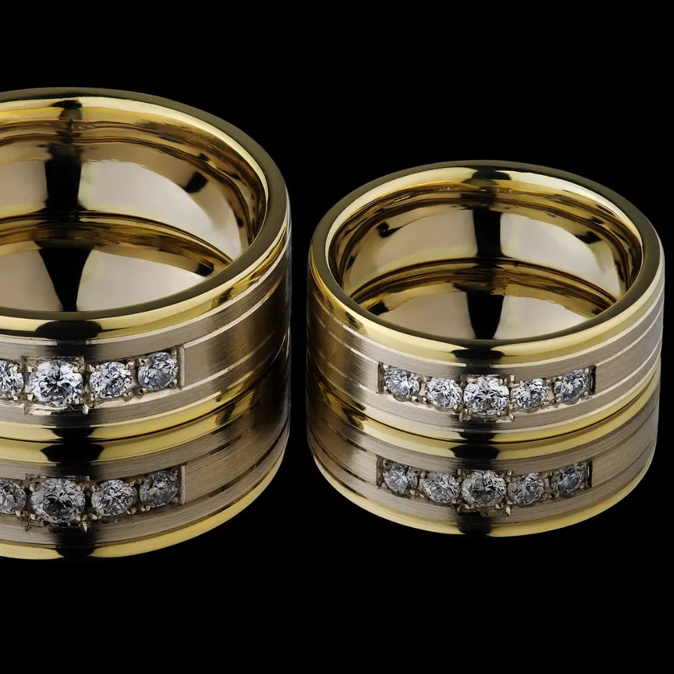 Vestuviniai žiedai Nr. V126-1 MOD – 750 prabos balto ir geltono aukso vestuviniai žiedai su matiniu centru ir blizgiais kraštais, abu žiedai puoštI briliantais, bendras svoris 18 g