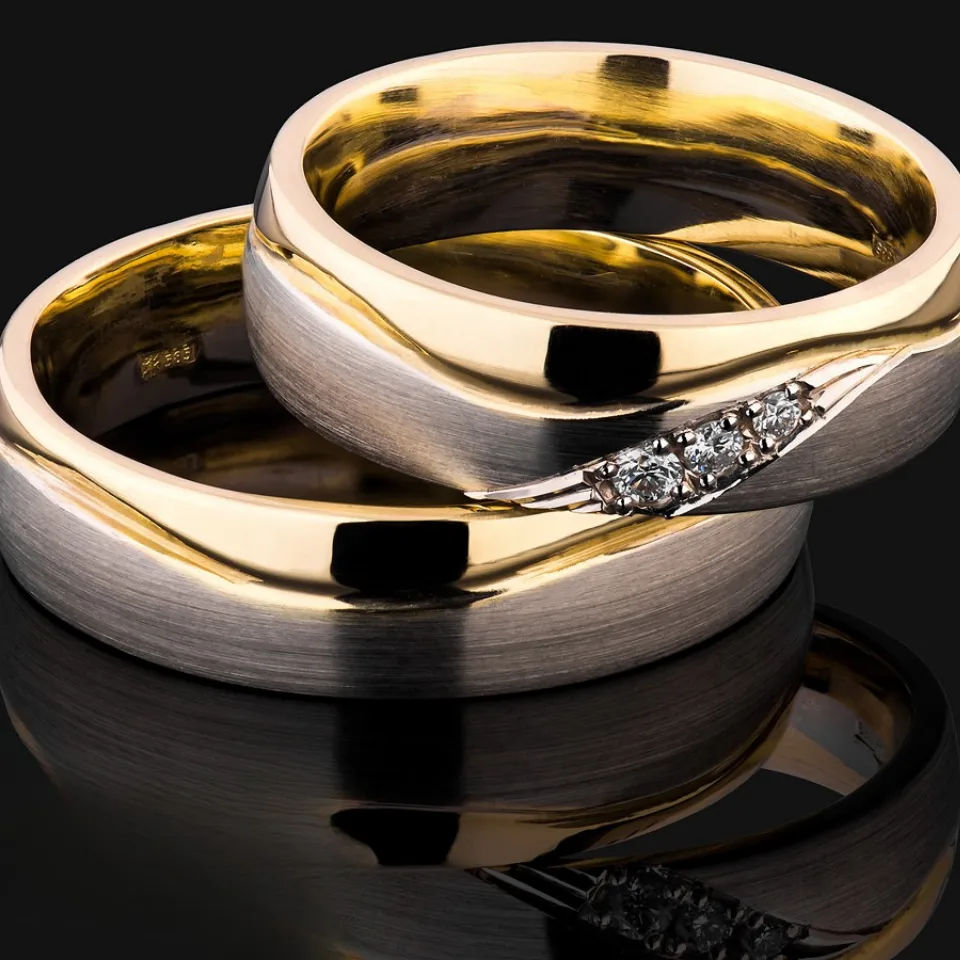 Vestuviniai žiedai Nr. V127 – dviejų spalvų aukso žiedai su briliantais