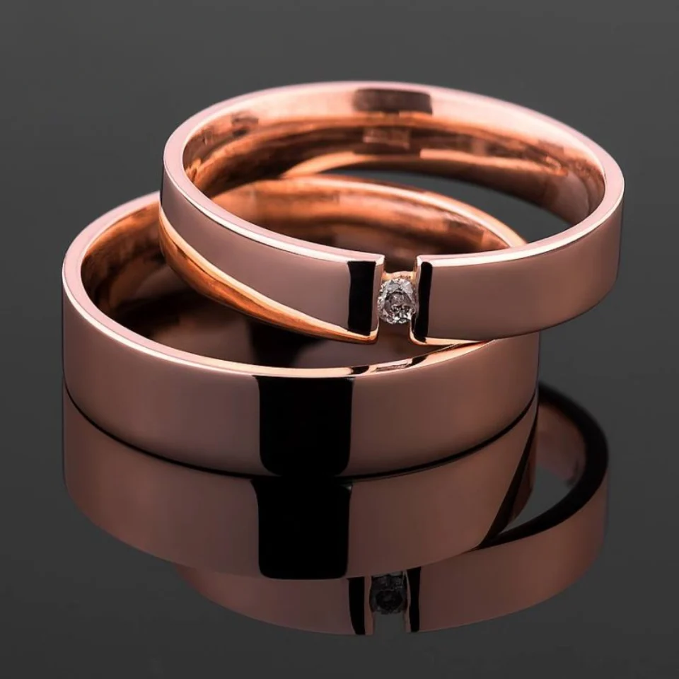 Vestuviniai žiedai Nr. V128 – rožinio aukso vestuviniai žiedai su deimantu