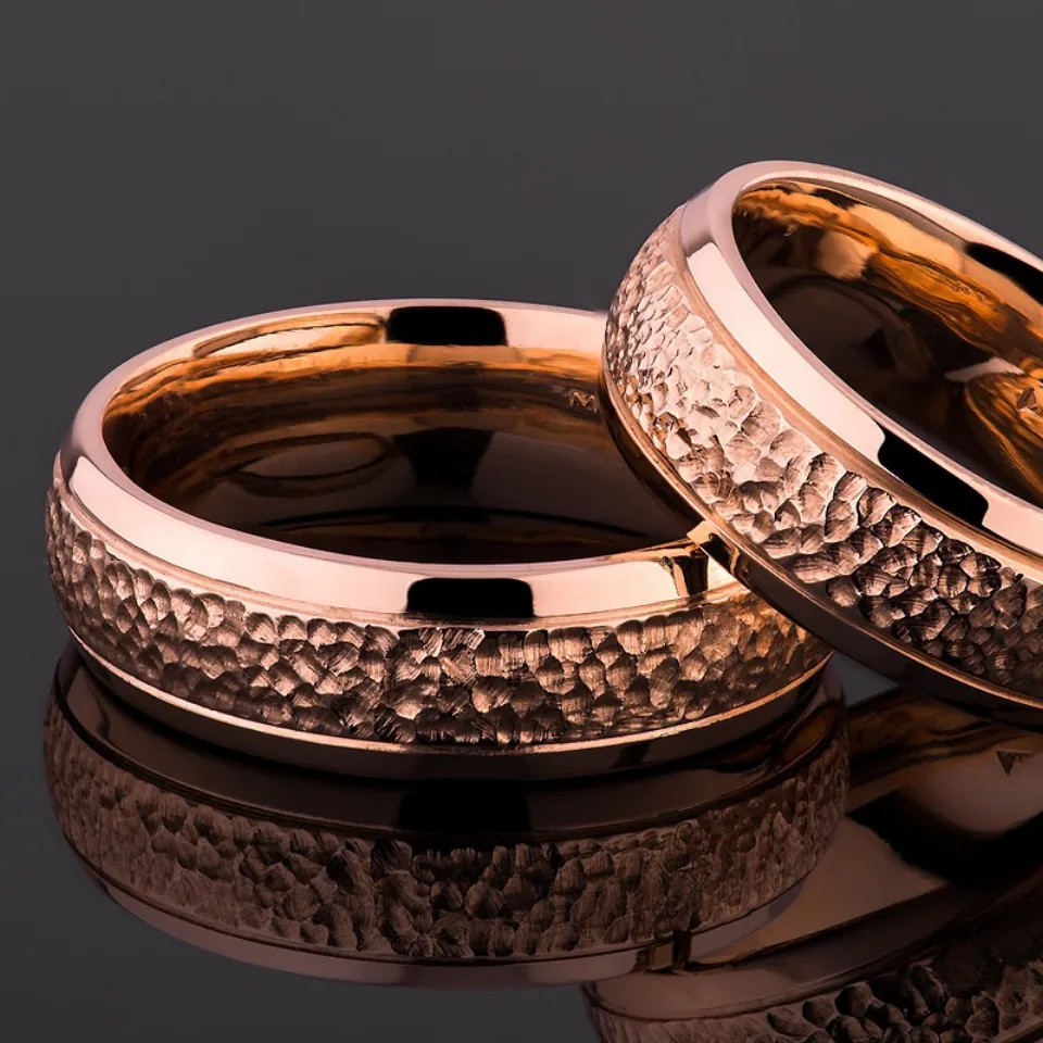 Vestuviniai žiedai Nr. V130 – rožinio aukso vestuviniai žiedai su faktūriniu paviršiumi