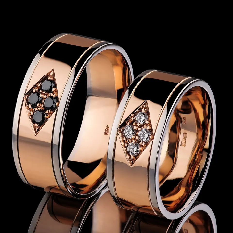 Vestuviniai žiedai Nr. V131 Mod – poliruoti dviejų spalvų vestuviniai žiedai su rombo forma