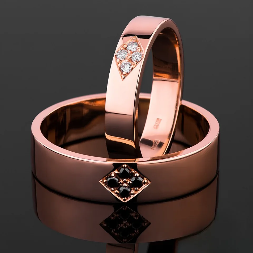 Vestuviniai žiedai Nr. V131 – rožinio aukso žiedai su briliantais ir juodais akmenimis