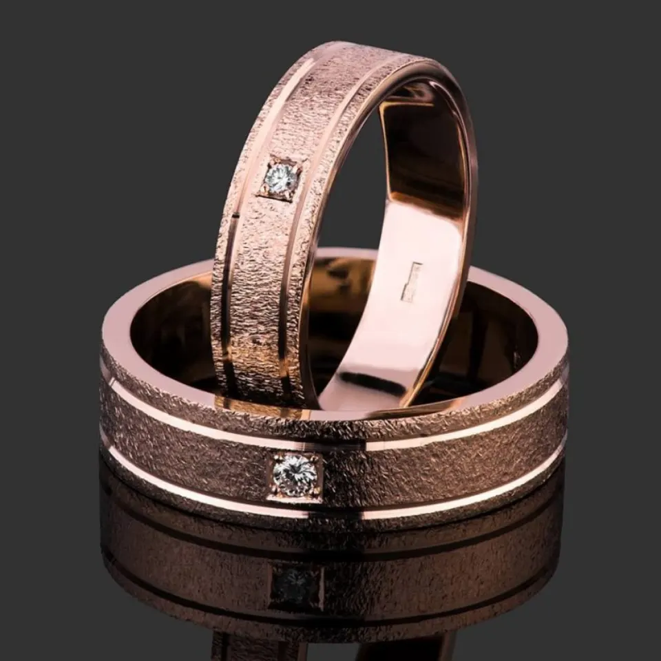 Vestuviniai žiedai Nr. V132 – rožinio aukso žiedai su faktūra ir deimantais