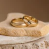Vestuviniai žiedai Nr. V140 – klasikiniai auksiniai vestuviniai žiedai su briliantu