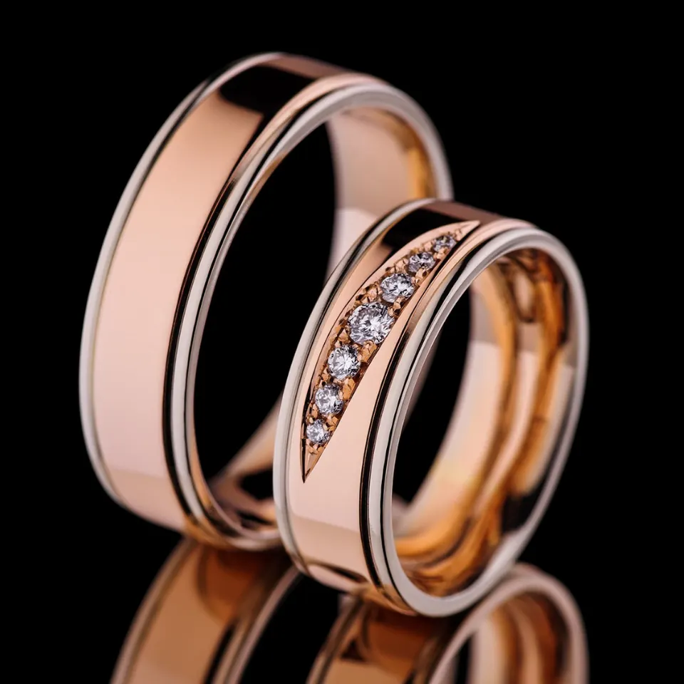 Vestuviniai žiedai Nr. V149 – 585 prabos raudono ir balto aukso vestuviniai žiedai, poliruoti, moteriškas žiedas su briliantų eile