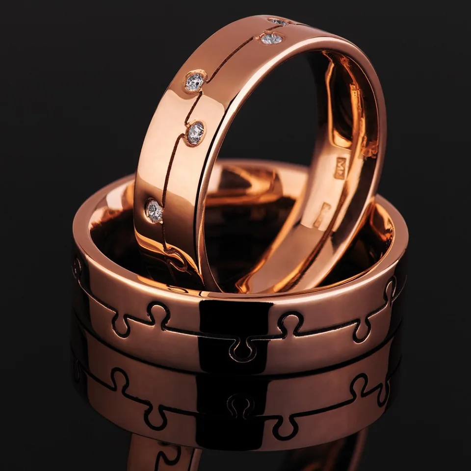 Vestuviniai žiedai Nr. V150 – rožinio aukso žiedai su briliantais ir raštu