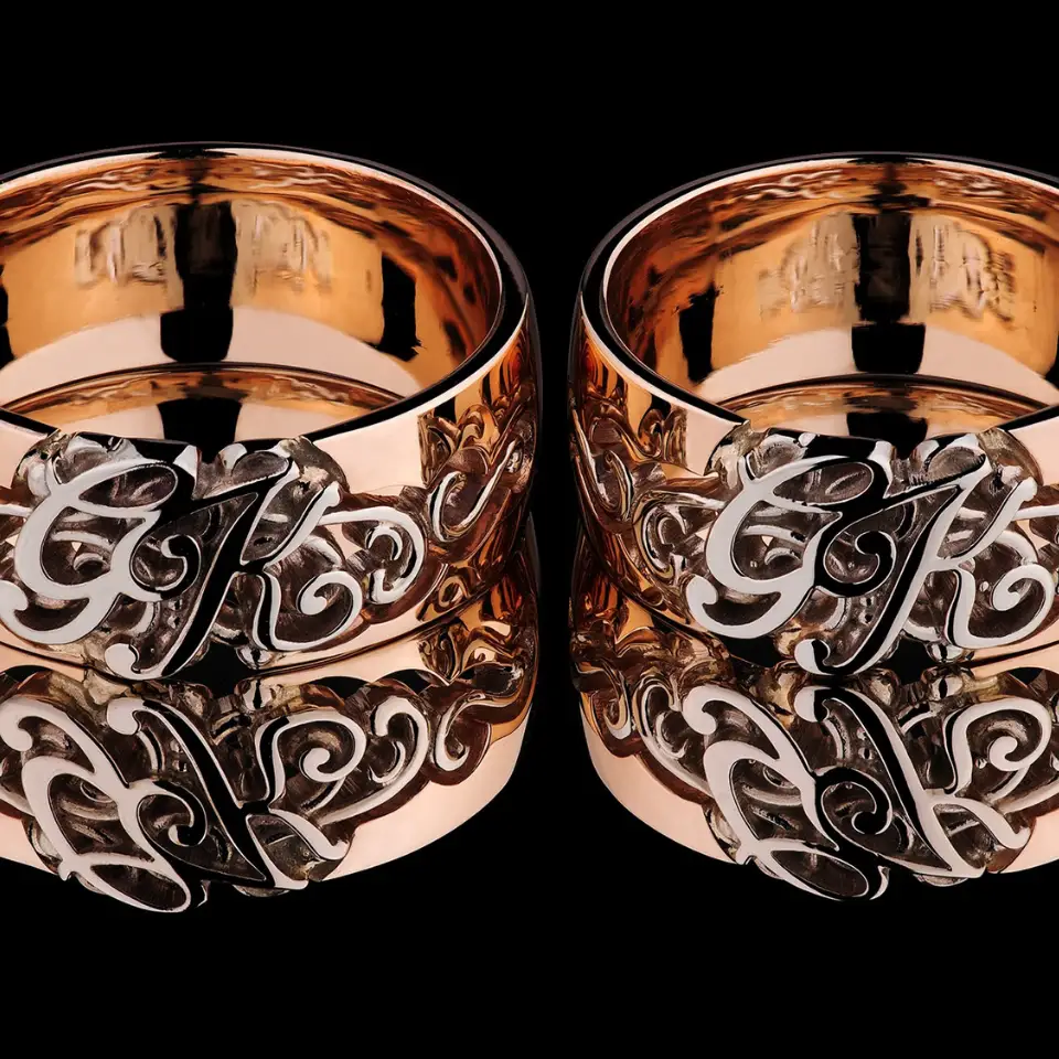 Vestuviniai žiedai Nr. V153 – 585 prabos balto ir raudono aukso vestuviniai žiedai su ornamentiniu graviravimu ir inicialų motyvu, bendras svoris 18 g