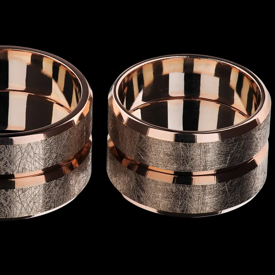 Vestuviniai žiedai Nr. V156 MOD – 585 prabos geltono aukso vestuviniai žiedai su tekstūriniu (šerkšnuotu) viduriu ir poliruotais kraštais, bendras svoris 11 g