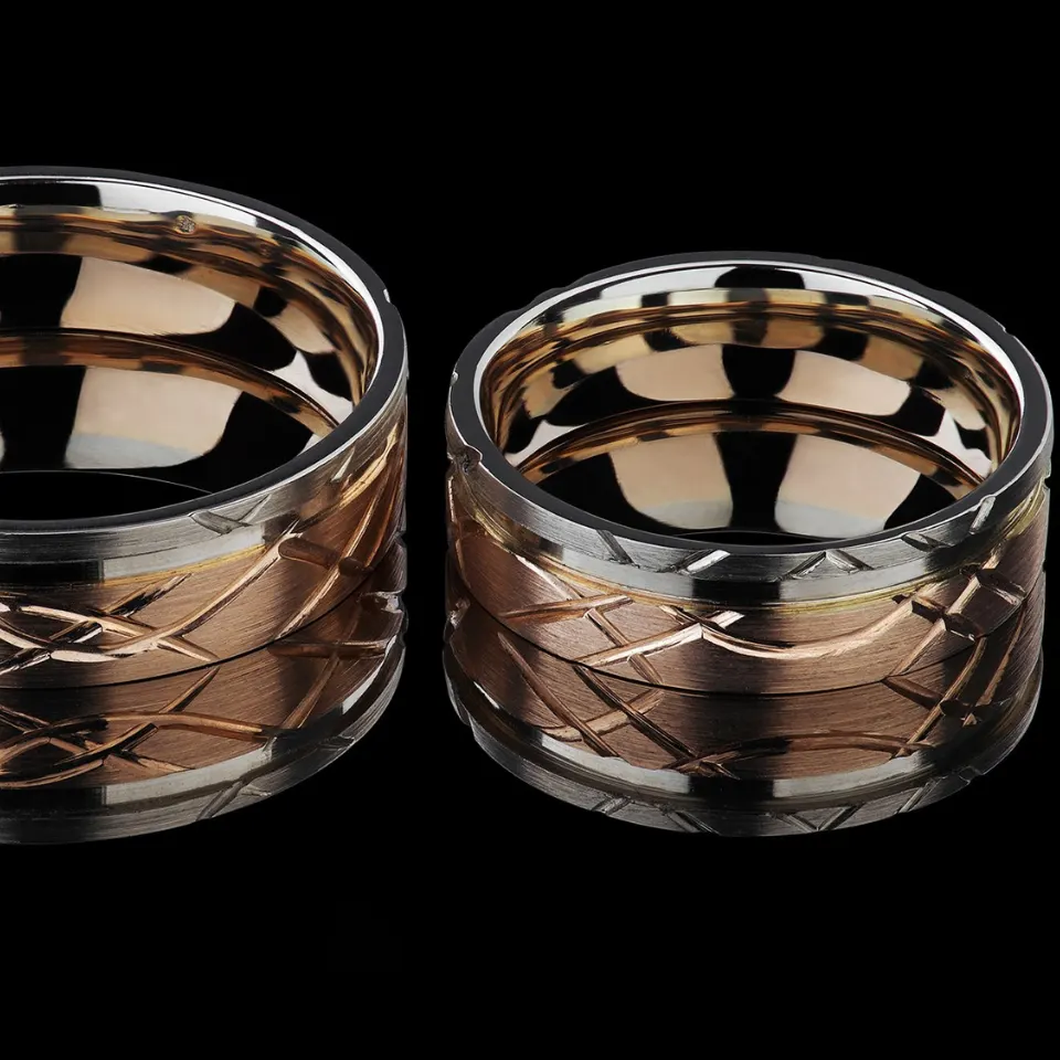 Vestuviniai žiedai Nr. V158 – 585 prabos balto ir raudono aukso vestuviniai žiedai su matiniu centru ir dekoratyviniu graviruotu raštu, poliruoti kraštai, bendras svoris 13 g