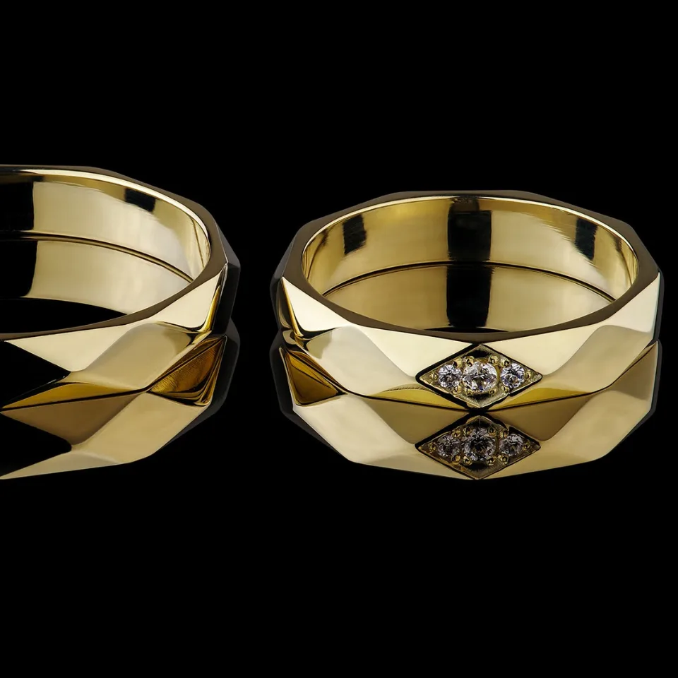 Vestuviniai žiedai Nr. V160 – 585 prabos geltono aukso vestuviniai žiedai su briaunuotu paviršiumi