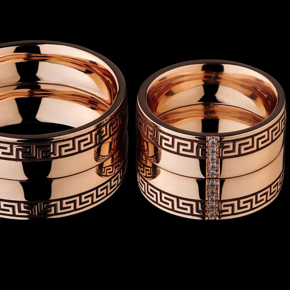 Vestuviniai žiedai Nr. V161 – 585 prabos raudono aukso vestuviniai žiedai su graikišku ornamentu, moteriškas žiedas puoštas 5 briliantais po 0,010 ct