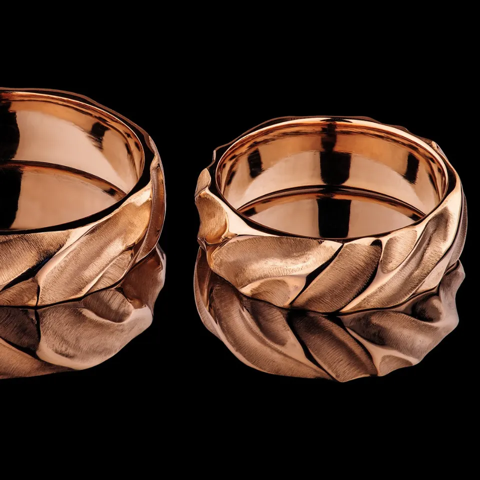 Vestuviniai žiedai Nr. V163 – 585 prabos raudono aukso vestuviniai žiedai su išraiškingu tekstūriniu, „susuktos“ formos reljefu